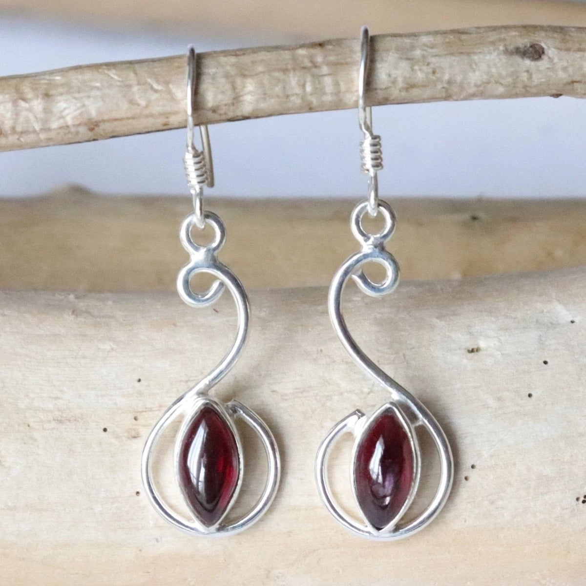 Boucles d'oreilles longues en argent et grenat - Petite Rainette