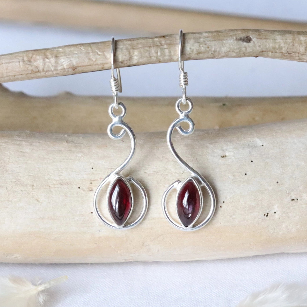 Boucles d'oreilles longues en argent et grenat - Bijoux Cailloux Bambou