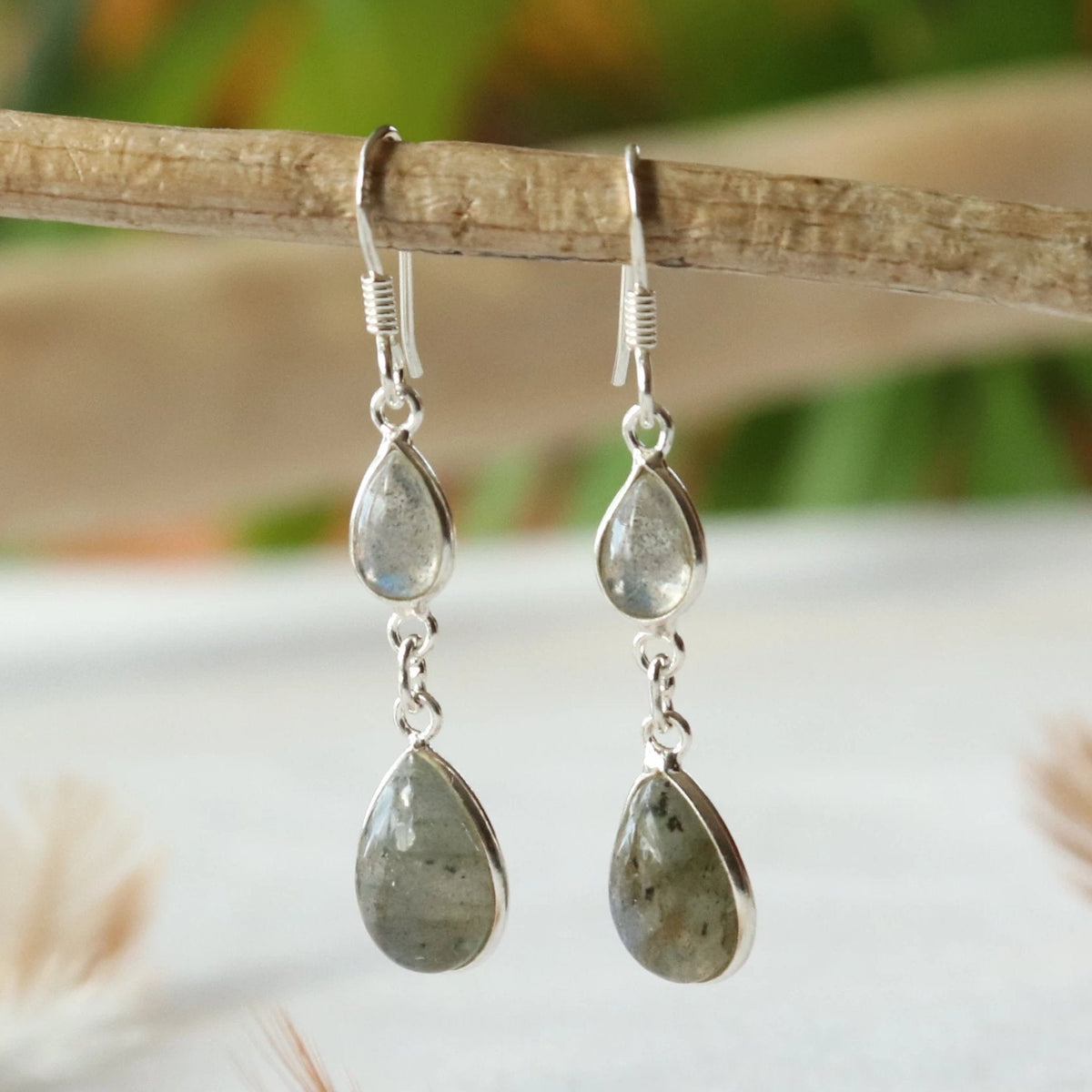 Boucles d'oreilles longues en argent et labradorite en forme de poire