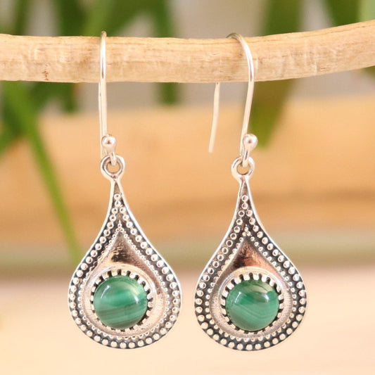 Boucles d'oreilles longues fantaisie en argent travaillé et malachite ronde