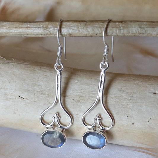 Boucles d'oreilles longues fantaisie en argent et labradorite ovale à facettes