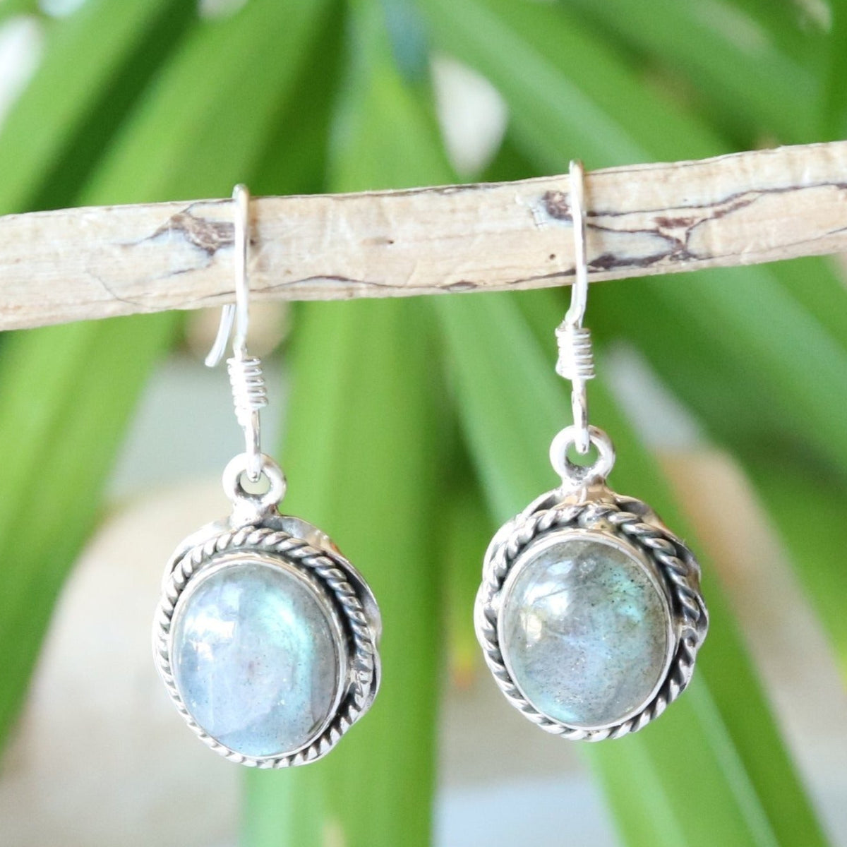 Boucles d'oreilles ovales en argent travaillé et labradorite 