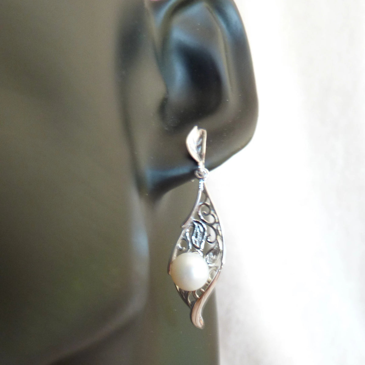 Boucles d'oreilles arabesque en argent 925 rhodié et perle d'eau douce - Bijoux Cailloux Bambou
