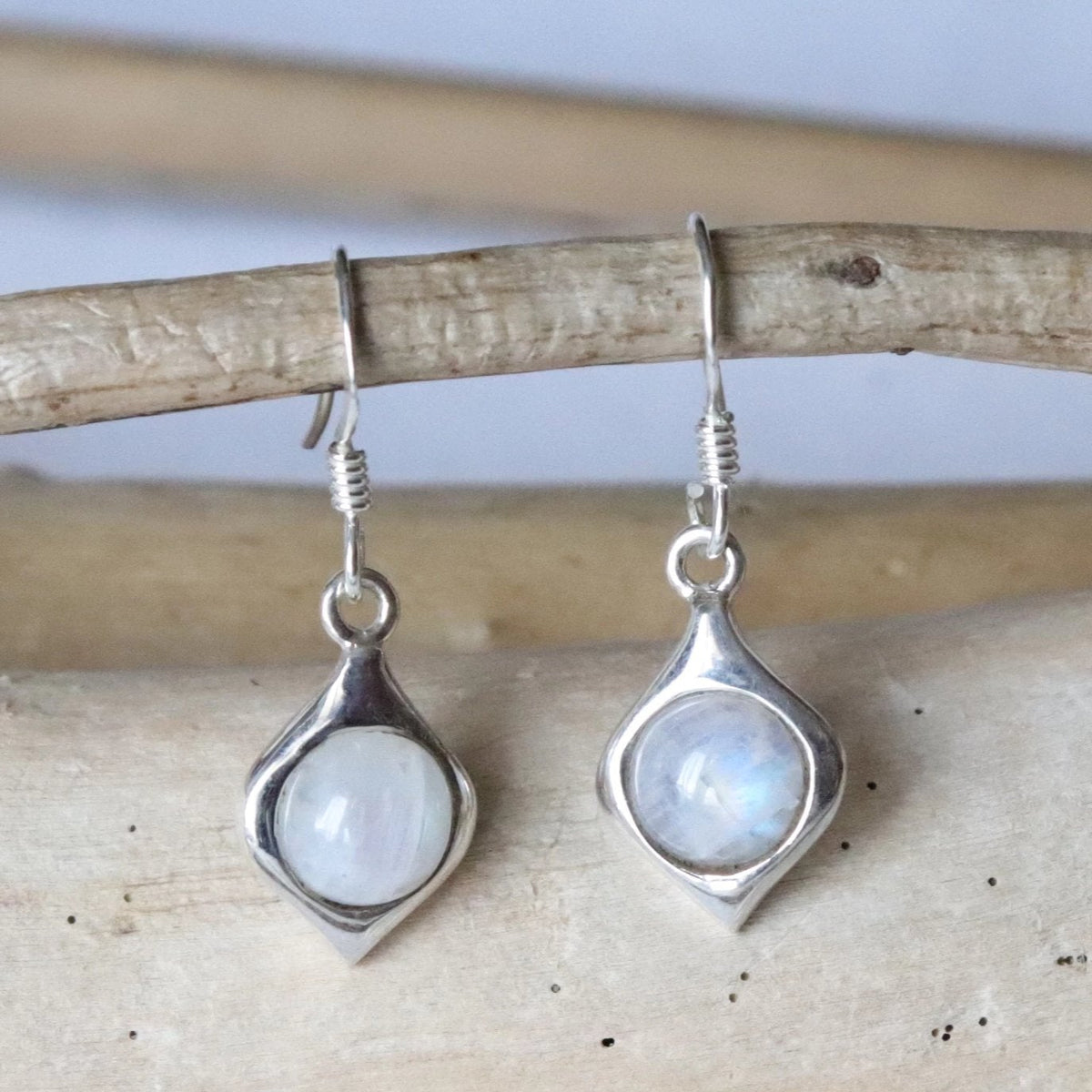 Boucles d'oreilles en argent et pierre de lune ronde - Petite Rainette