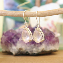 Charger l&#39;image dans la galerie, Boucles d&#39;oreilles forme poire en argent et quartz rose - Petite Rainette