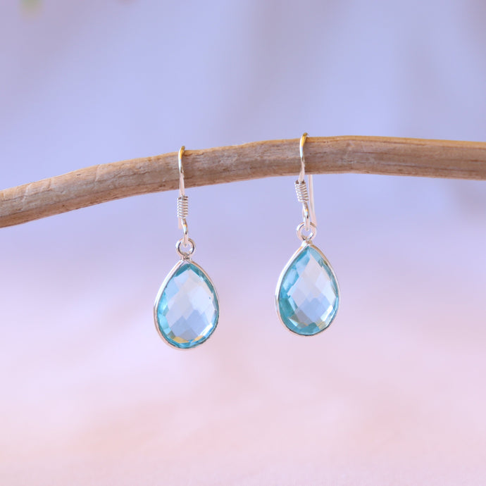 Boucles d'oreilles longues en argent et topaze bleue