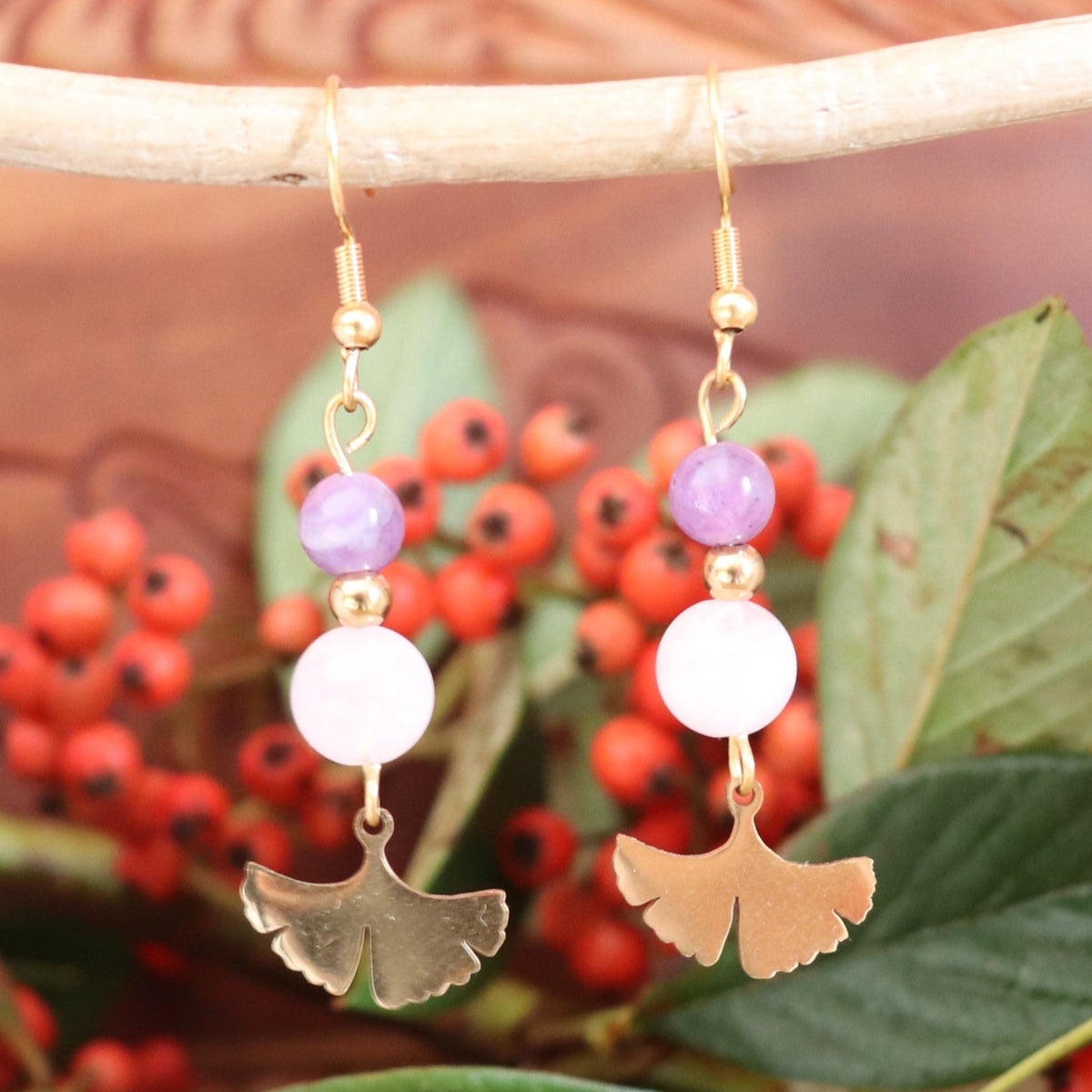 Boucles d'oreilles longues dorées en quartz rose et améthyste avec breloque feuille de ginkgo