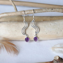 Charger l&#39;image dans la galerie, Boucles d&#39;oreilles longues forme vague en argent et améthyste - Bijoux Cailloux Bambou