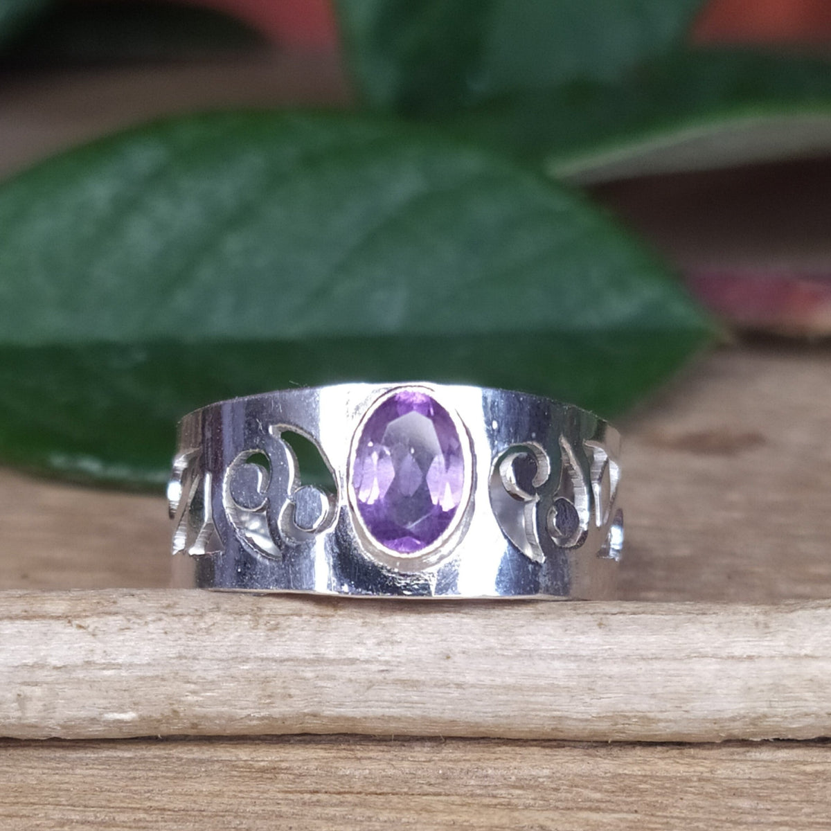 Bague réglable en argent ciselé et améthyste 