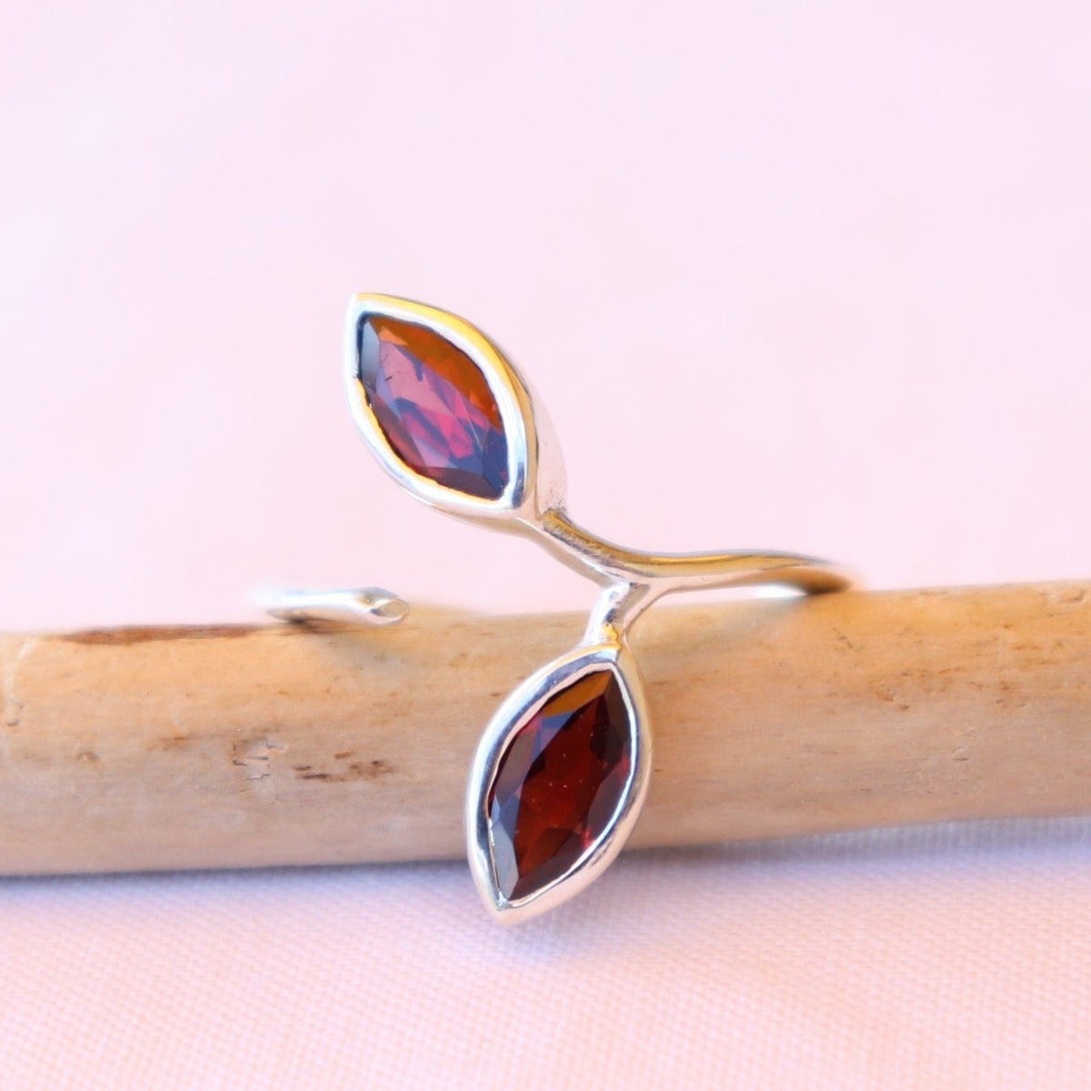 Bague réglable en argent et grenat - Petite Rainette