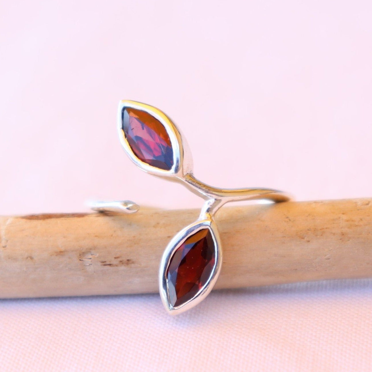 Bague réglable en argent et grenat - Petite Rainette