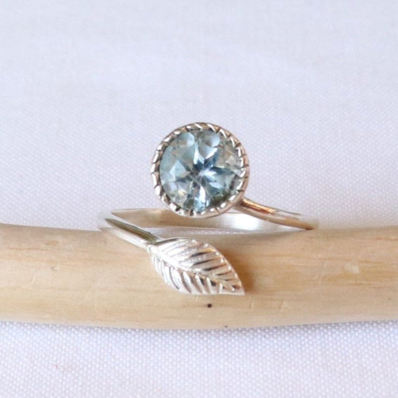 Bague réglable feuille en argent et topaze bleue - Petite Rainette 