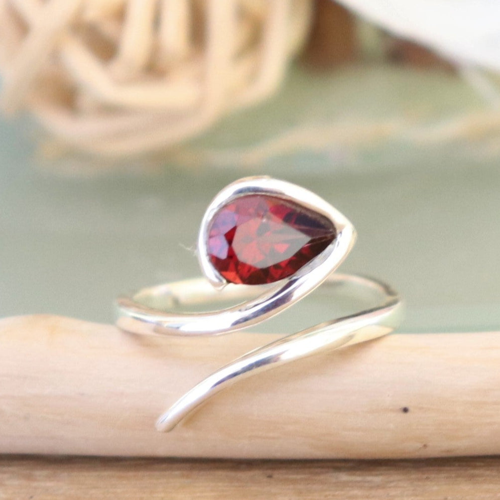 Bague réglable en argent et grenat à facettes