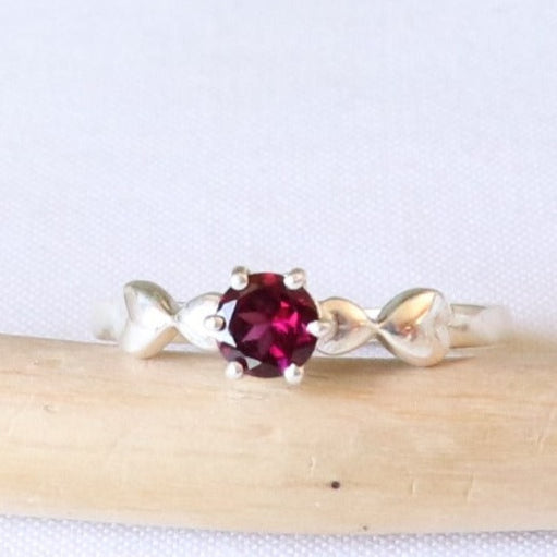 Bague réglable en argent et grenat - Petite Rainette
