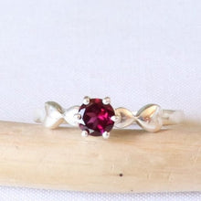 Charger l'image dans la galerie, Bague réglable en argent et grenat - Petite Rainette