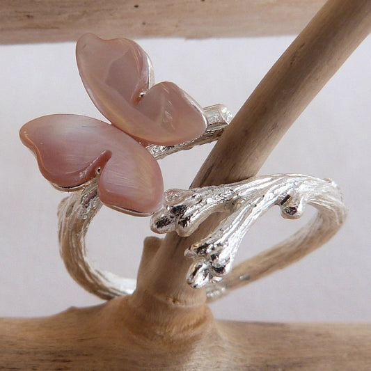 Bague réglable papillon en nacre rose et argent