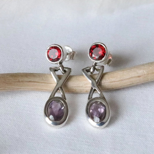 Boucles d'oreilles longues en argent avec améthyste et grenat facettés