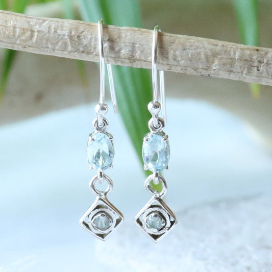 Boucles d'oreilles longues en argent et topaze bleue - Petite Rainette