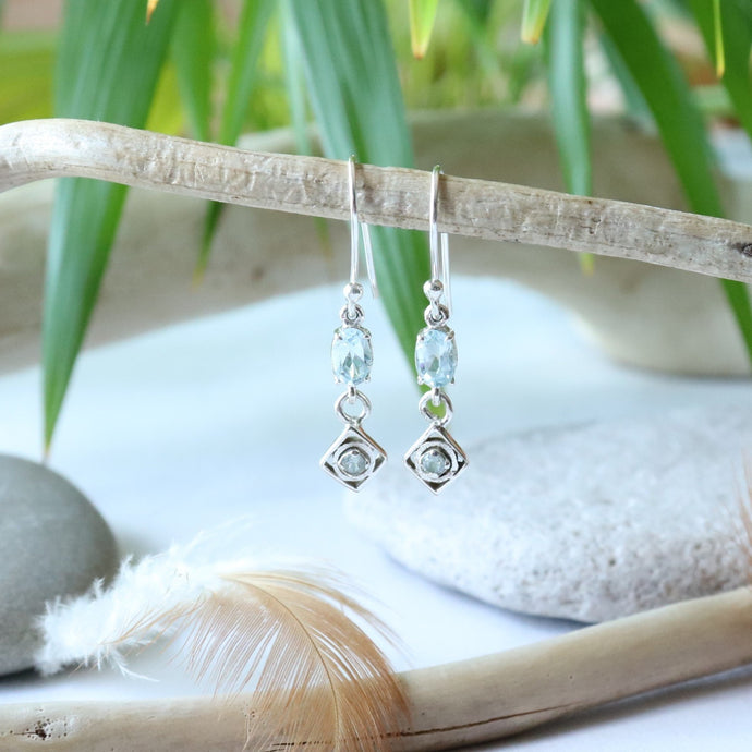 Boucles d'oreilles longues en argent et topaze bleue - Bijoux Cailloux Bambou