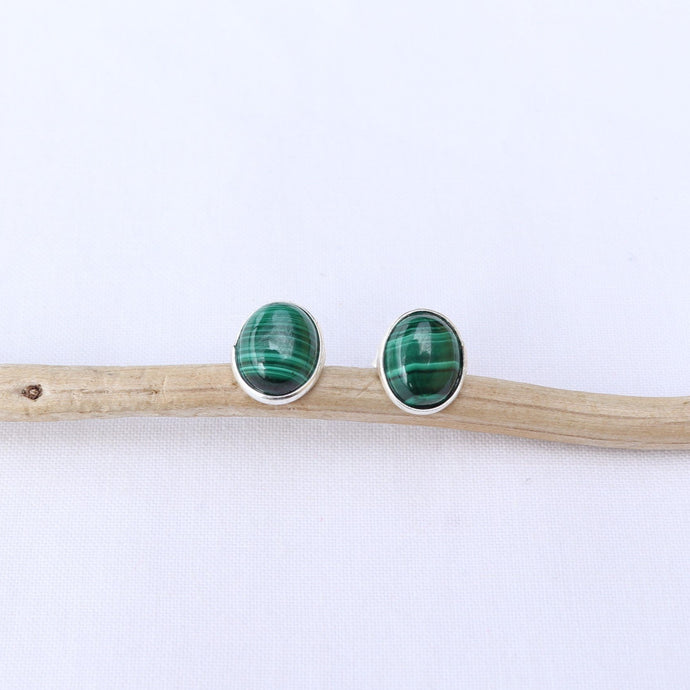 Clous d'oreilles en argent et malachite