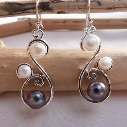 Boucles d'oreilles longues en argent rhodié et perles d'eau douce noires et blanches