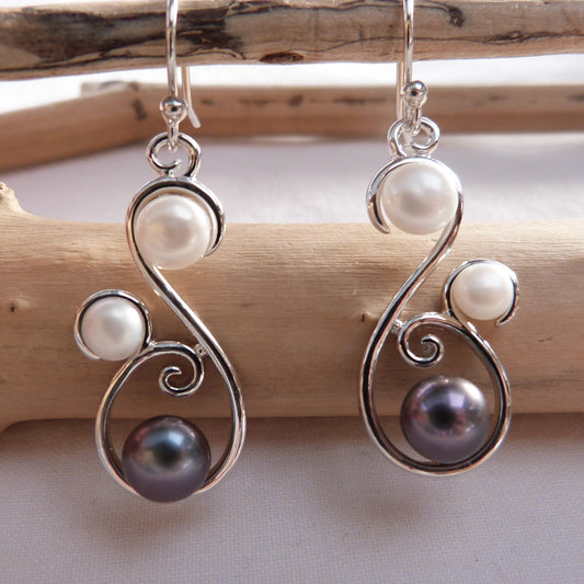 Boucles d'oreilles longues en argent rhodié et perles d'eau douce noires et blanches