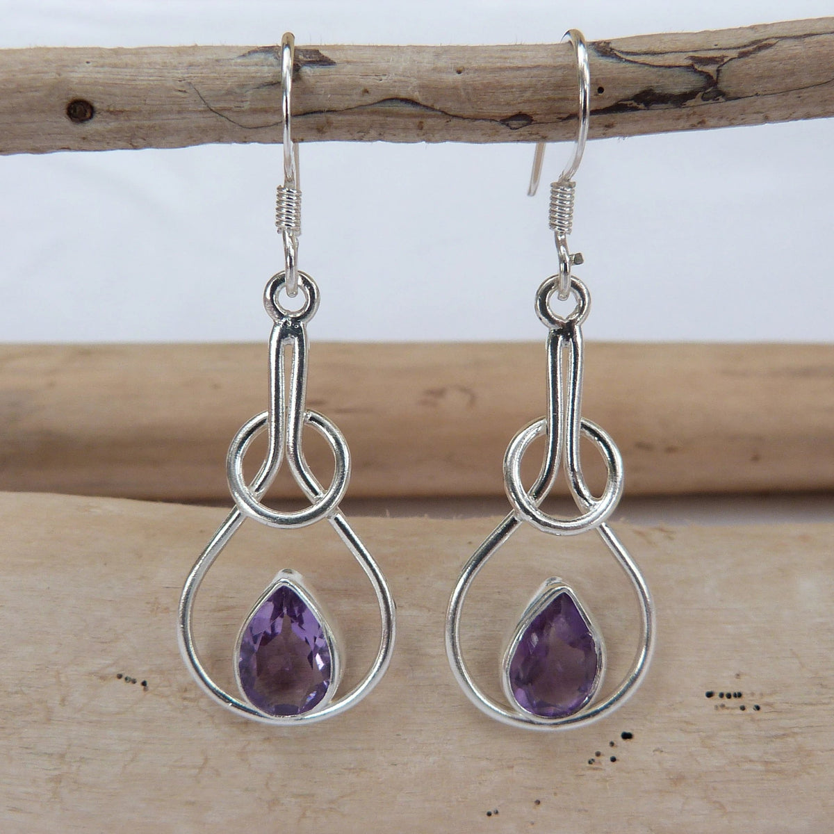 Boucles d'oreilles longues en argent et améthyste taillée en forme de poire