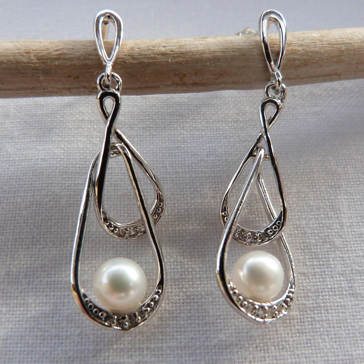 Boucles d'oreilles mobiles goutte d'eau en argent rhodié et perle d'eau douce 