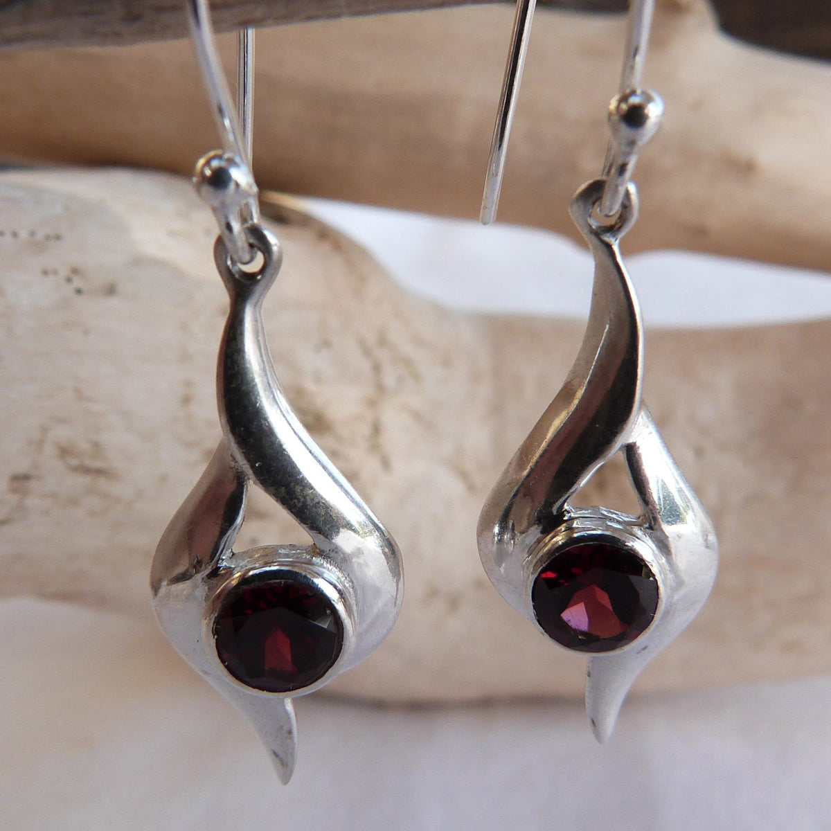 Boucles d'oreilles longues en argent et grenat rond à facettes