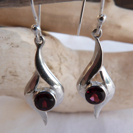 Boucles d'oreilles longues en argent et grenat rond à facettes