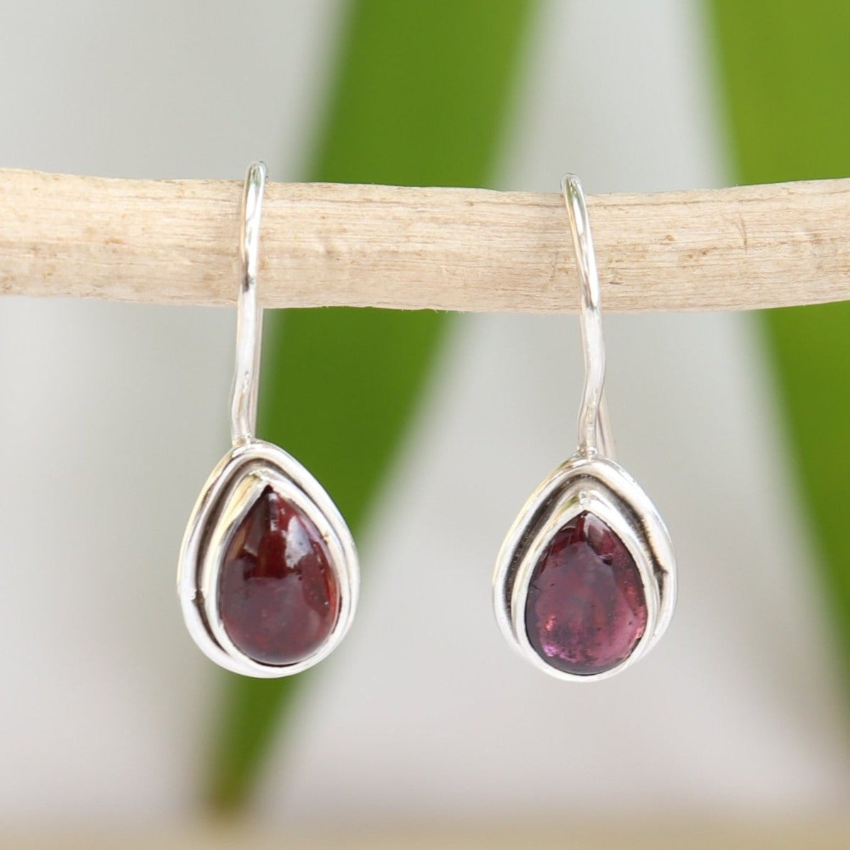 Boucles d'oreilles dormeuses en argent et grenat - Petite Rainette