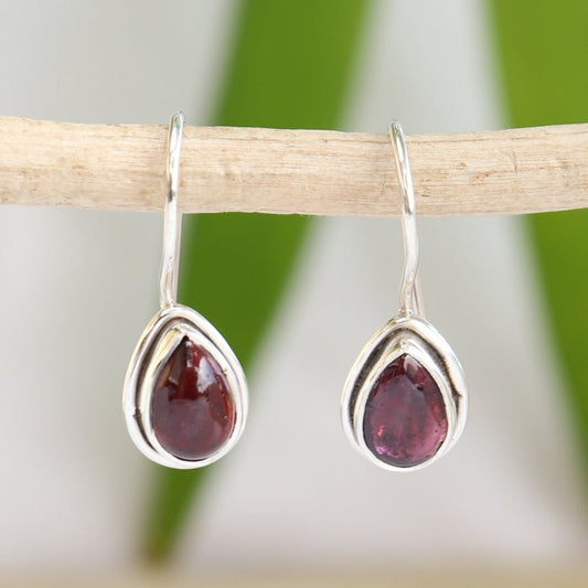 Boucles d'oreilles dormeuses en argent et grenat - Petite Rainette