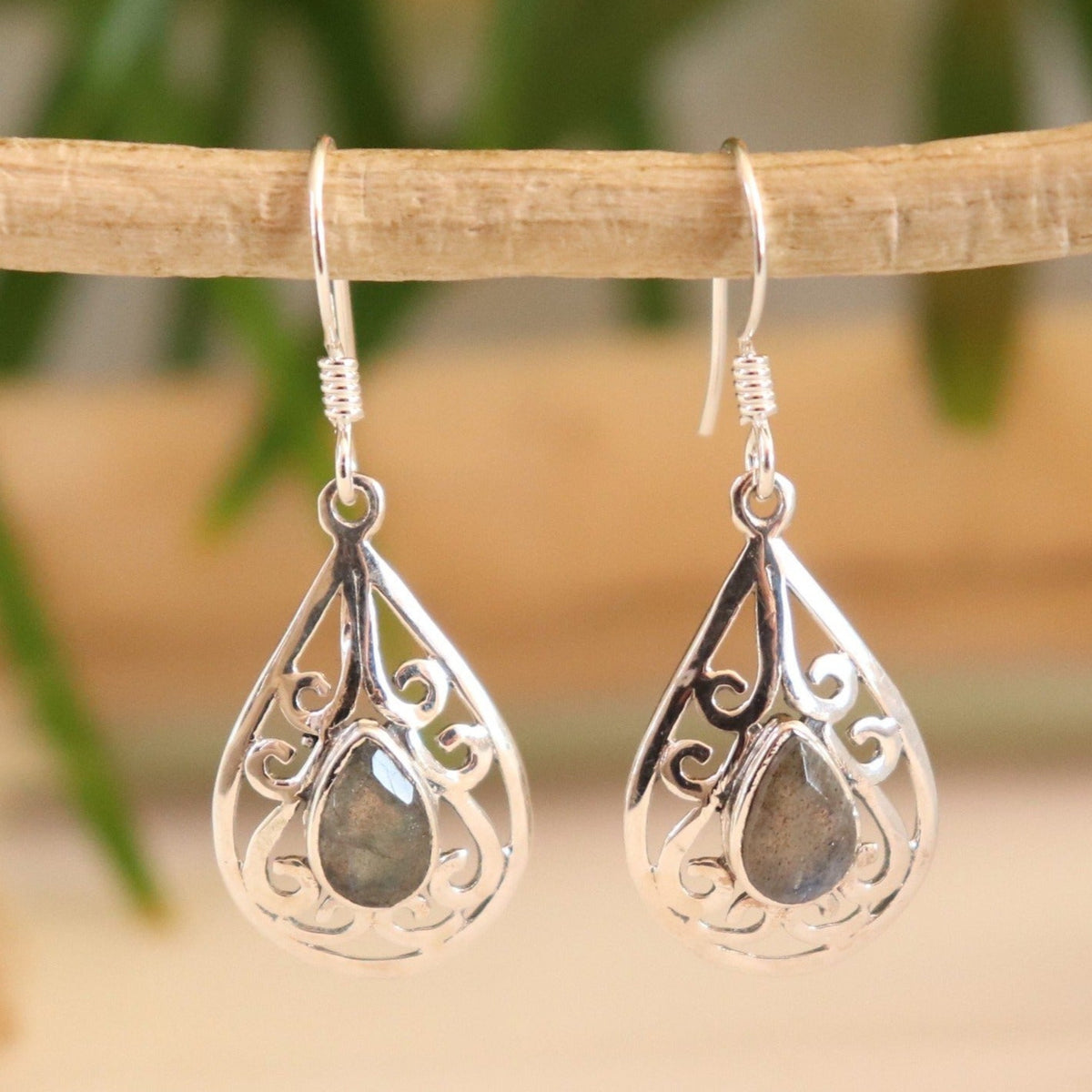 Boucles d'oreilles ciselées en argent et labradorite - Petite Rainette