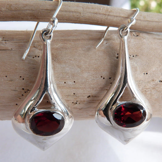 Boucles d'oreilles longues forme goutte en argent et grenat à facettes