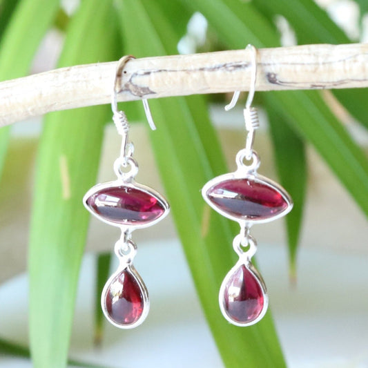 Boucles d'oreilles longues fantaisie en argent et grenat - Petite Rainette