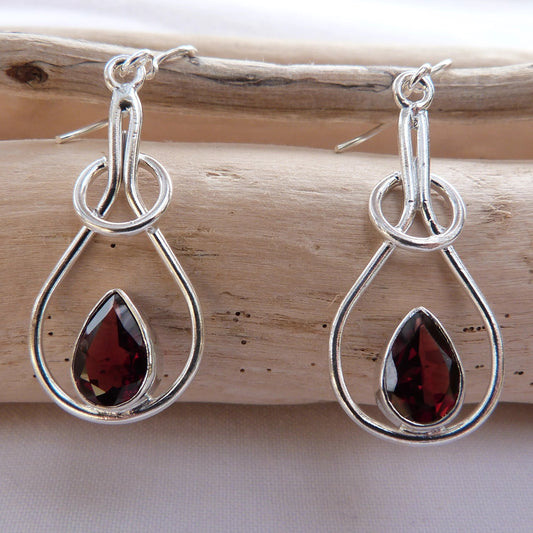 Boucles d'oreilles longues en argent et grenat en forme de poire