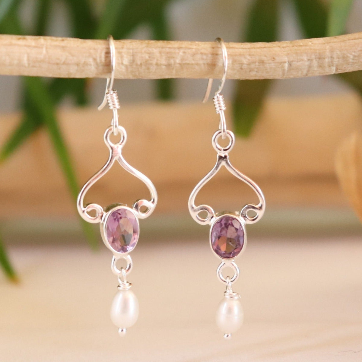 Boucles d'oreilles longues en améthyste et perle d'eau douce - Petite Rainette