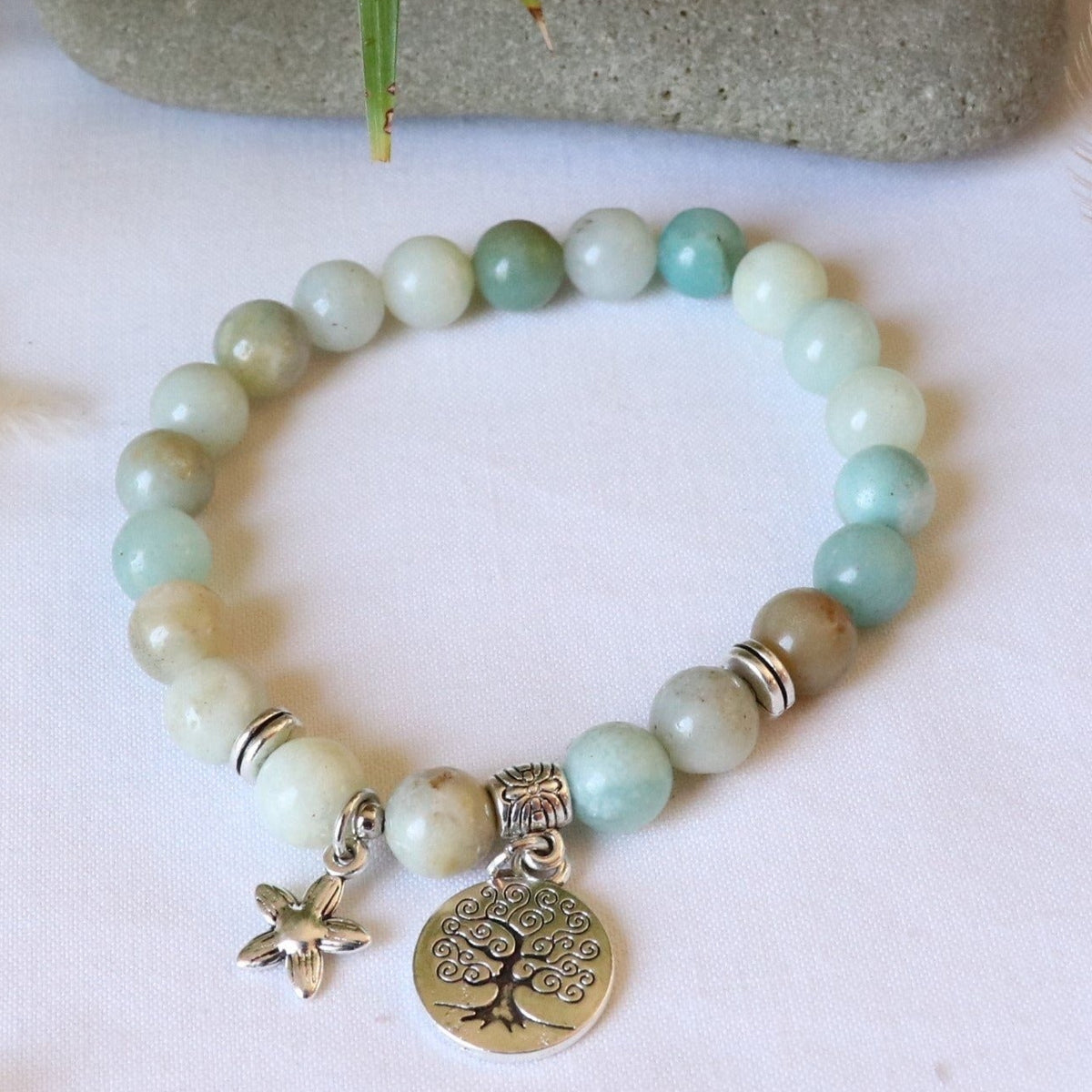 Bracelet en perles d'amazonite et breloques fleur et arbre de vie