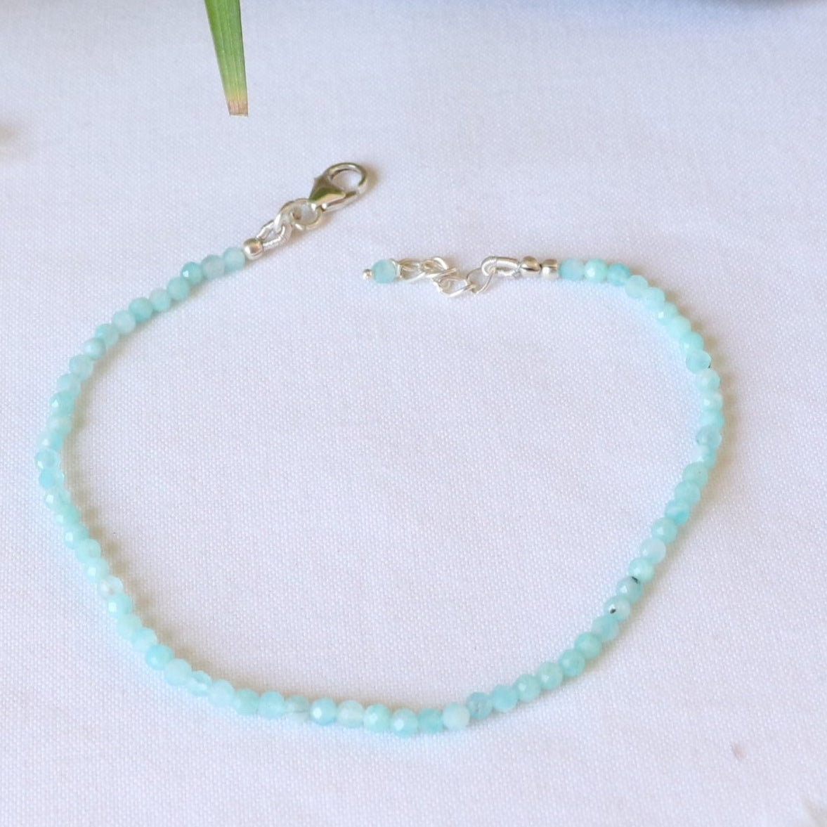 Bracelet fin en perles facettées d' amazonite