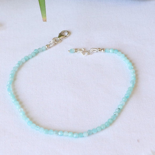 Bracelet fin en perles facettées d' amazonite