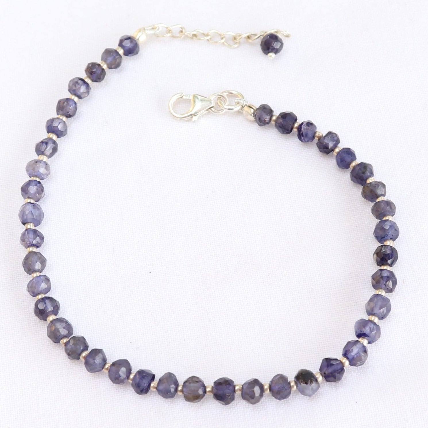 Bracelet en argent et perles de iolite à facettes