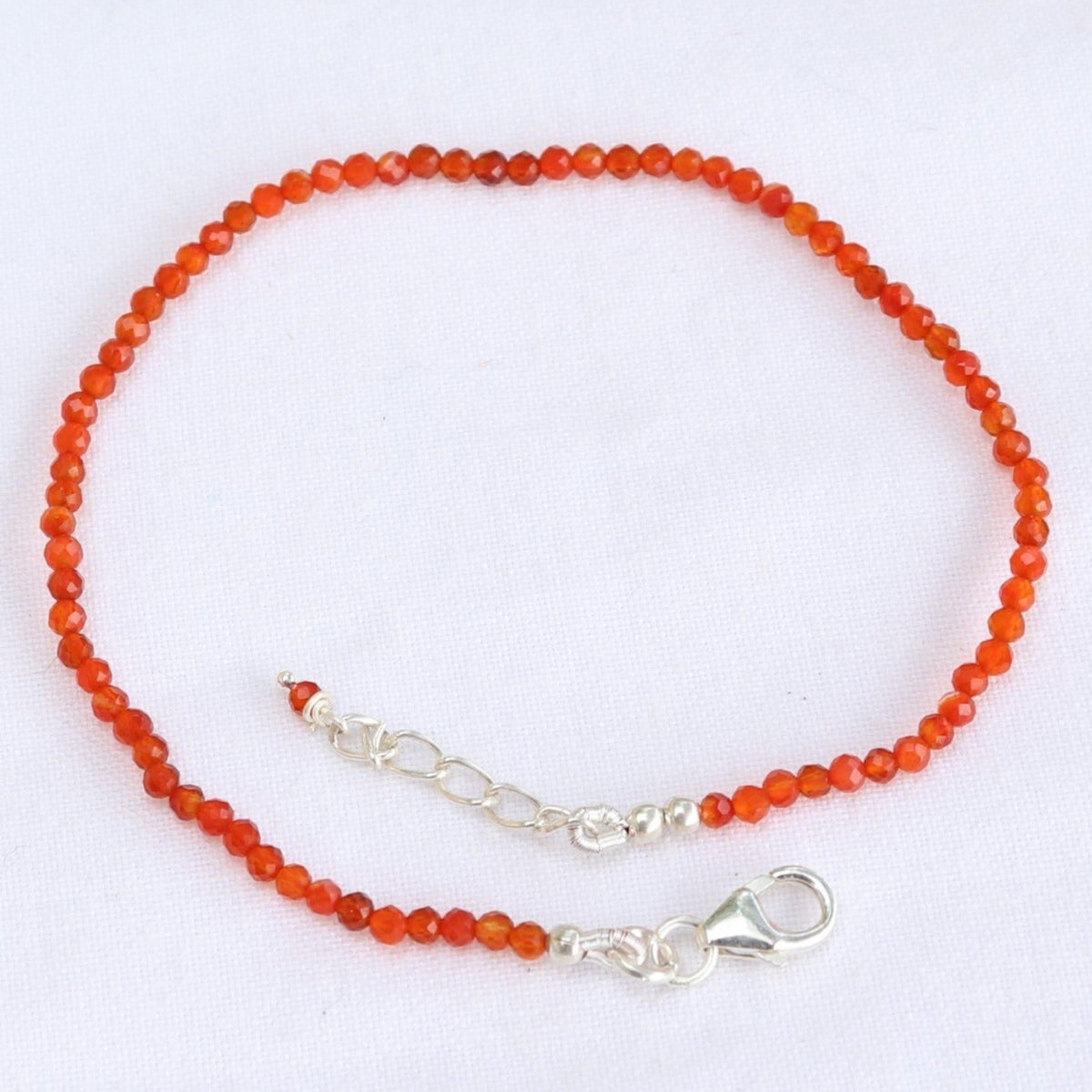 Bracelet fin en argent et perles a facettes de cornaline 