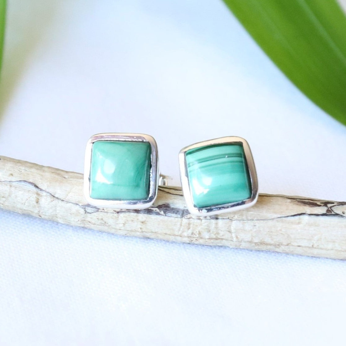 Boucles d'oreilles puces carrées en argent et malachite
