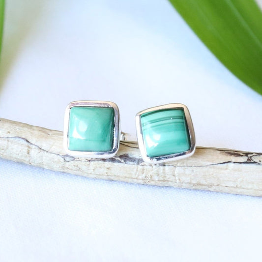 Boucles d'oreilles puces carrées en argent et malachite