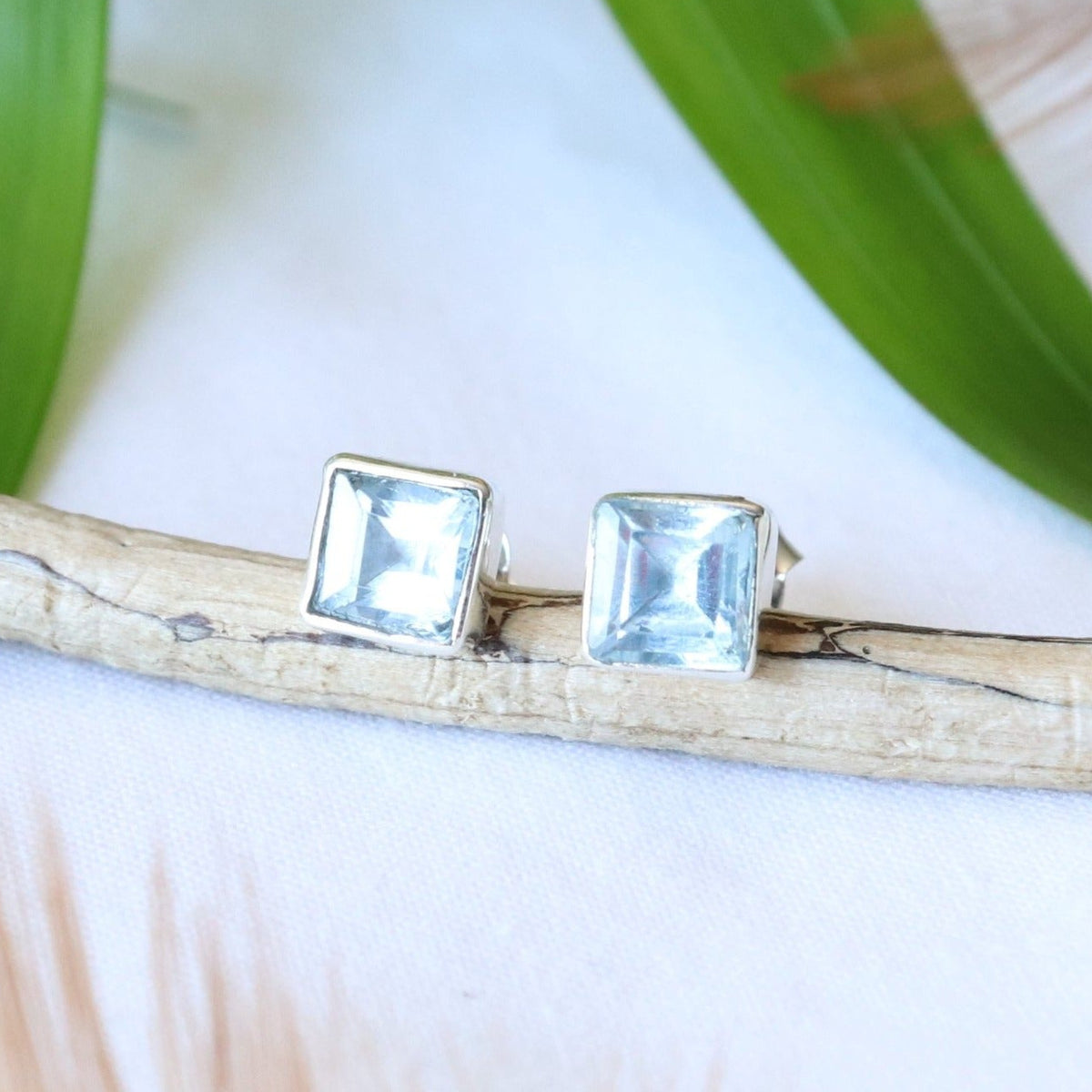 Puces d'oreilles carrées en argent et topaze bleue - Petite Rainette