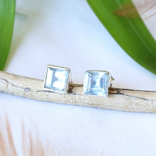 Puces d'oreilles carrées en argent et topaze bleue - Petite Rainette