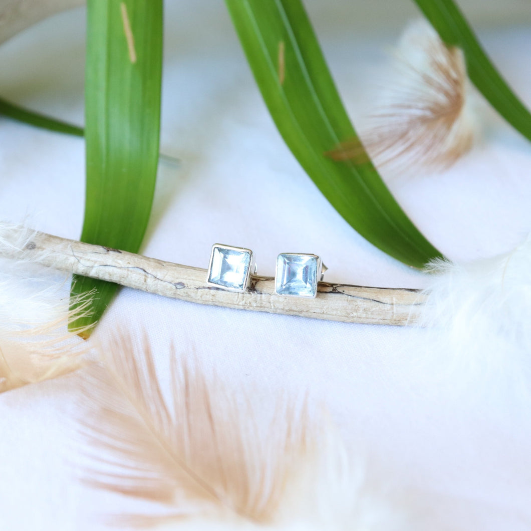 Puces d'oreilles carrées en argent et topaze bleue - Bijoux Cailloux Bambou