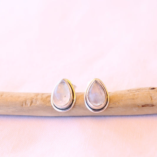 Clous d'oreille forme poire en argent et pierre de lune