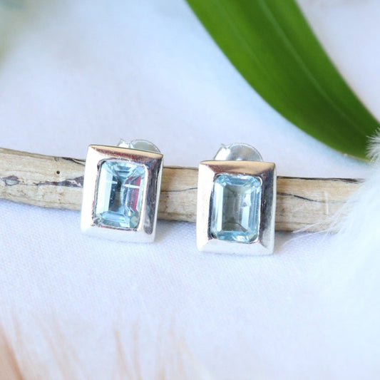 Clous d'oreilles rectangulaires en argent et topaze bleue - Petite Rainette