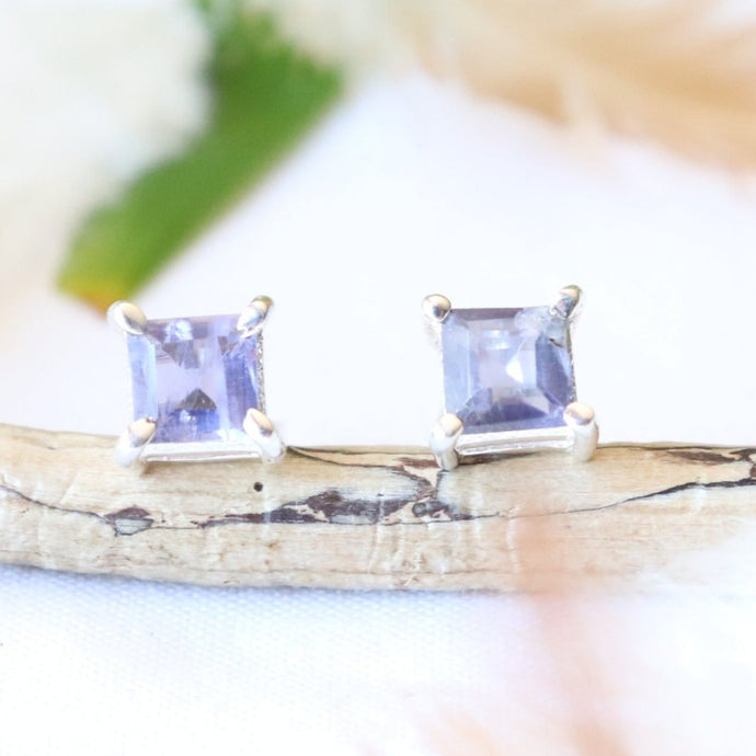Puces d'oreilles carrées en argent et iolite. - Petite Rainette